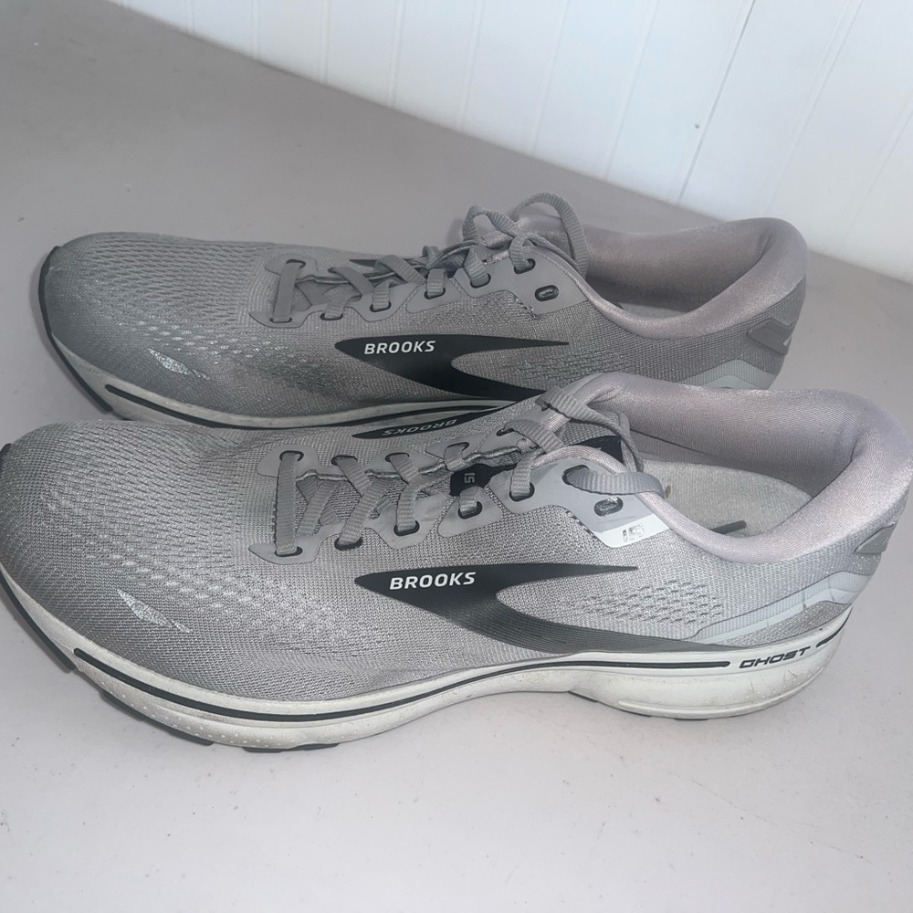 Brooks Men's Silver and Black Athletic Shoes